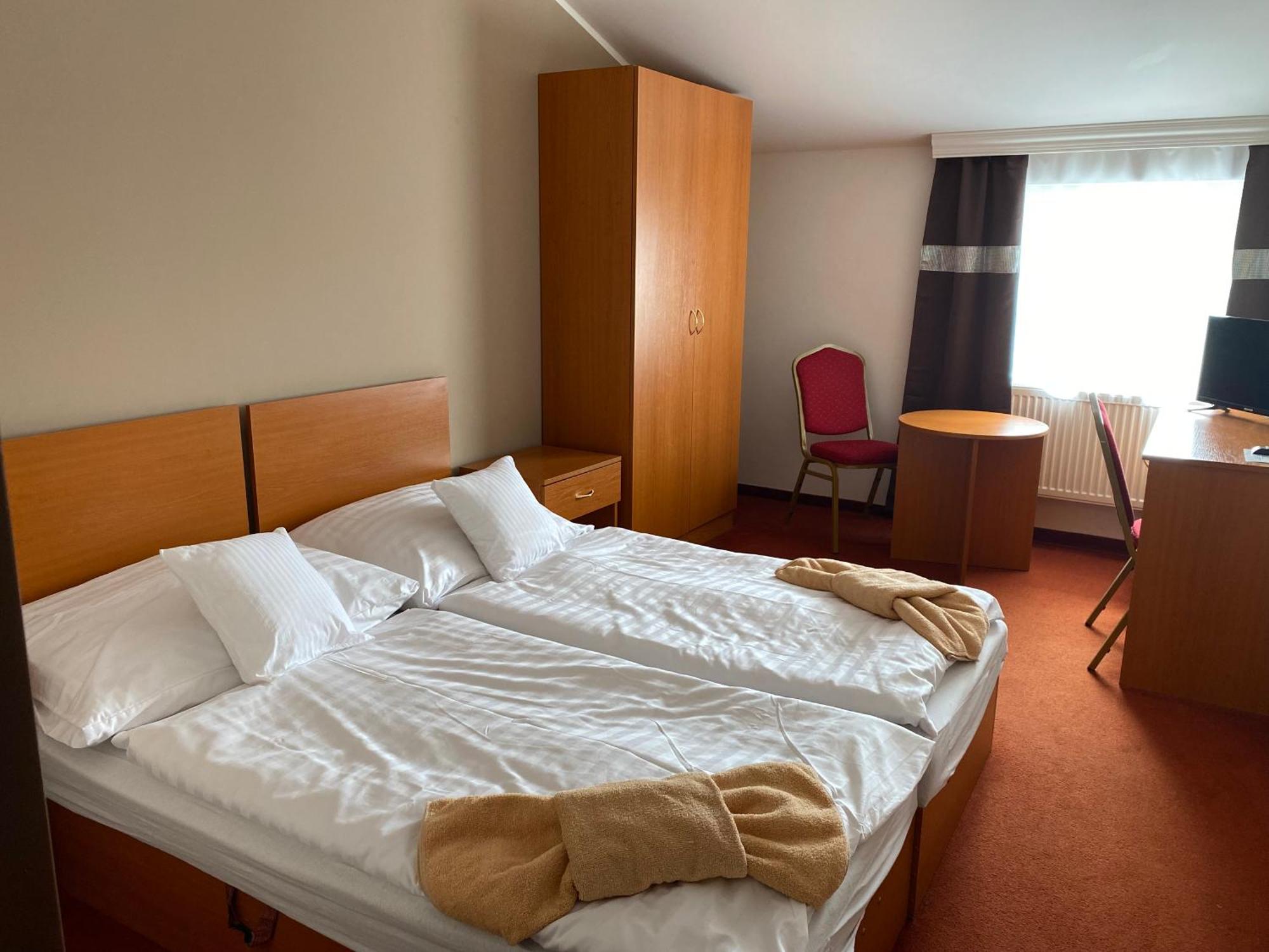 Hotel Cerny Orel Zatec Exterior photo